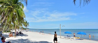 Key West Private Pool Garden Villa - 2 Blocks from Beach
