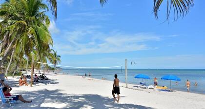 Key West Private Pool Garden Villa - 2 Blocks from Beach