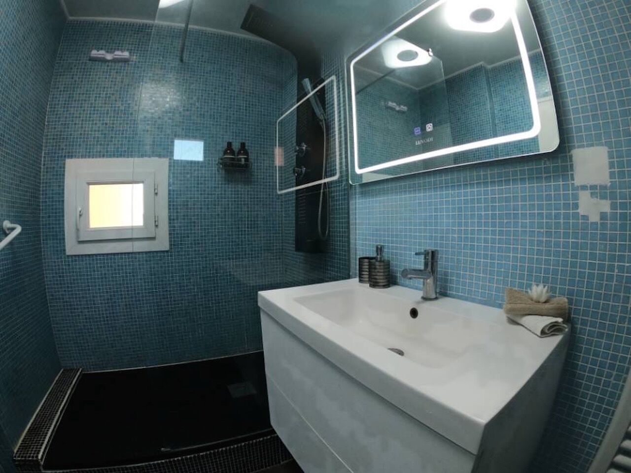 Douche, sèche-cheveux, serviettes fournies, papier toilette