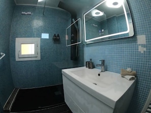 Shower, hair dryer, towels, toilet paper - Design and original apartment on the frioul islands 50m from the beach (Marseille)