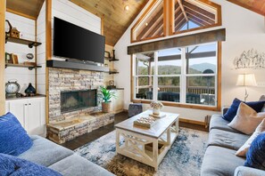 Smart TV, fireplace, video games, books - Views Views Views, Comfort, Location, Amenities (Cherry Log)