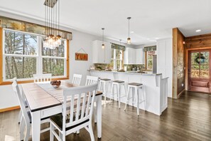 Dining - Views Views Views, Comfort, Location, Amenities (Cherry Log)