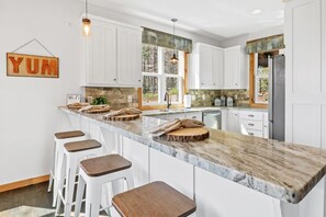 Fridge, microwave, oven, stovetop - Views Views Views, Comfort, Location, Amenities (Cherry Log)