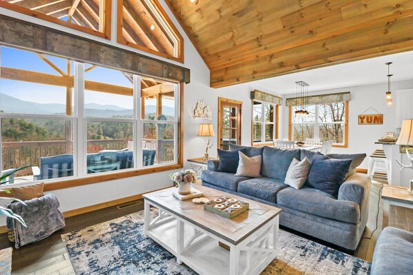 Smart TV, fireplace, video games, books - Views Views Views, Comfort, Location, Amenities (Cherry Log)