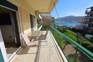 Outdoor dining - Eclectic Apartment with Stunning Seaview (Πόρτο Ράφτη)