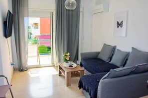 Smart TV - Eclectic Apartment with Stunning Seaview (Πόρτο Ράφτη)
