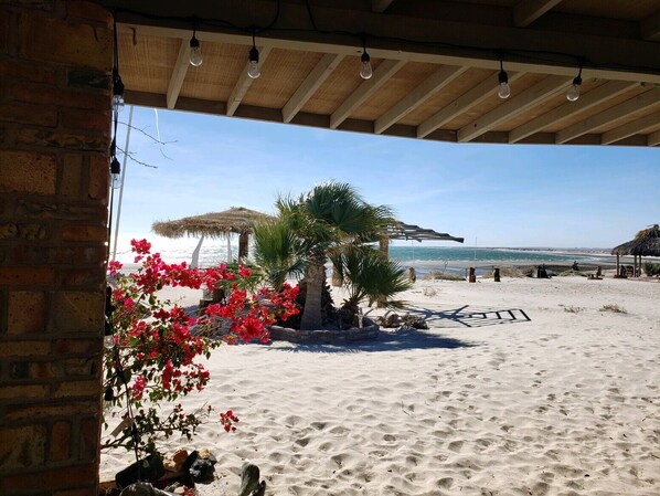 In Strandnähe, Liegestühle, Strandtücher