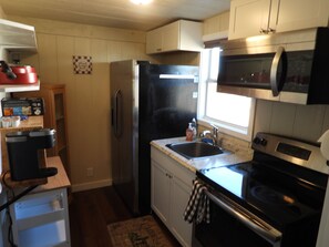 Refrigerador, microondas, horno y parrilla de estufa 