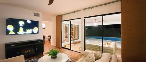 TV connectée, cheminée, livres, médiathèque