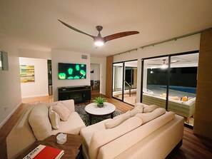 Smart-TV, Kamin, Bücher, Musikbibliothek