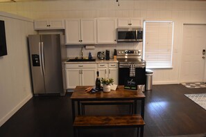 Réfrigérateur, micro-ondes, four, plaque de cuisson