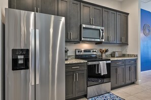 Frigorifero, microonde, forno, piano cottura