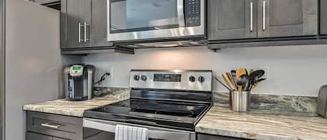 雪櫃、微波爐、焗爐、爐具