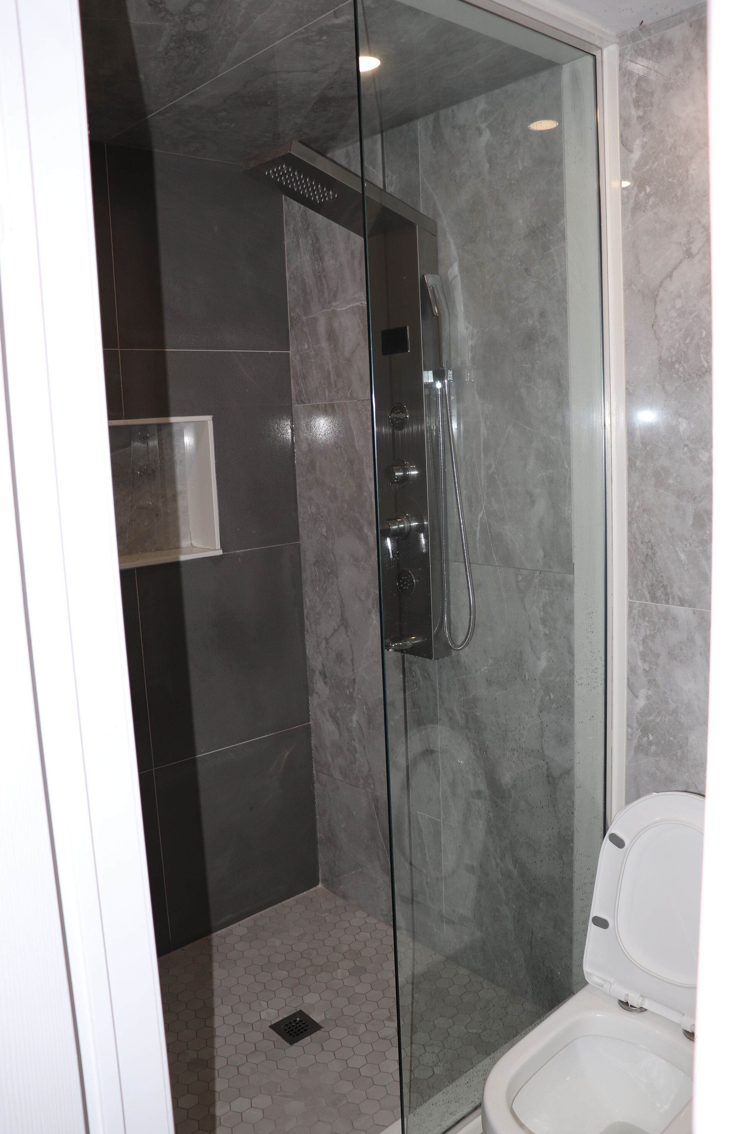 Remodeled cozy cottage, super close to lake (Dog-Friendly!)