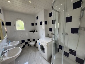 Douche, sèche-cheveux, serviettes fournies