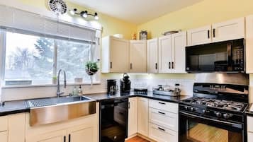 Geladeira, micro-ondas, fogão, cooktop