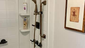 Combinazione doccia/vasca, asciugacapelli, asciugamani, sapone