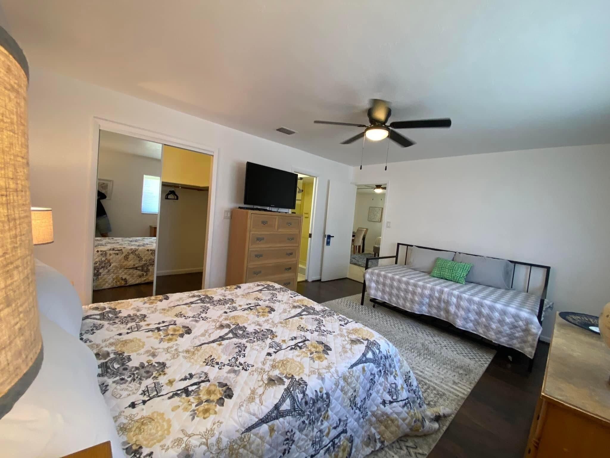 Beautiful Quaint 4 plex Heated Pool and Spa Pets Welcome