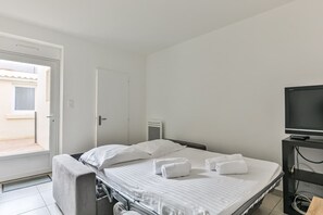 1 bedroom, bed sheets