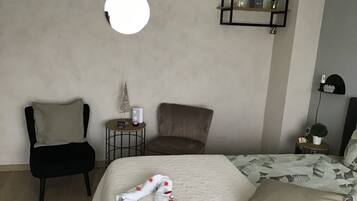 2 bedrooms, desk, WiFi