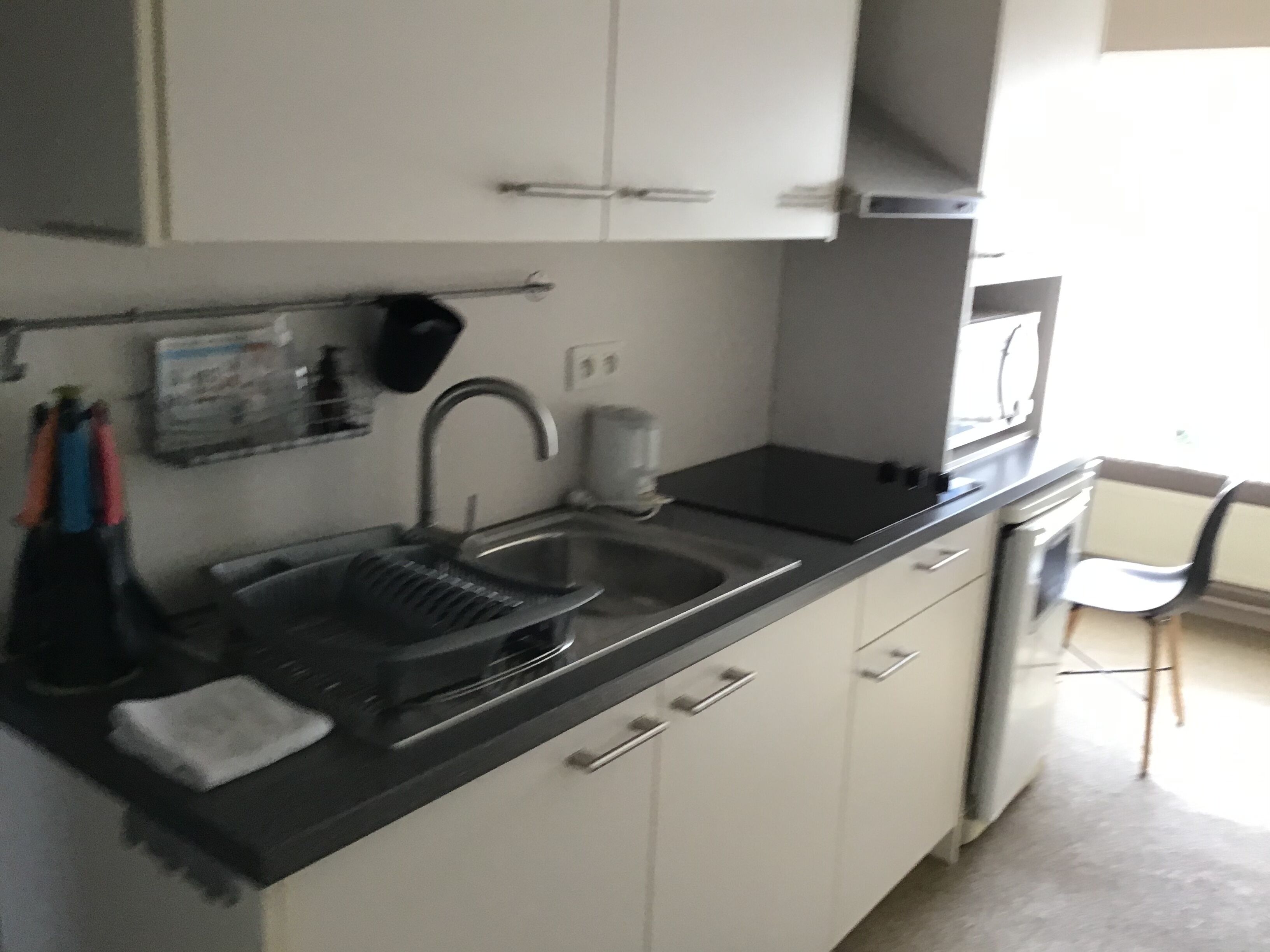 Een koelkast, een magnetron, een kookplaat