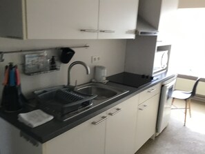 Kjøleskap, mikrobølgeovn, kokeplater og kaffetrakter/tekoker