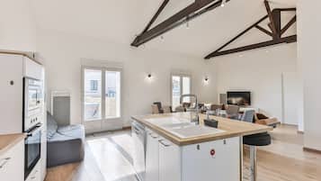 Réfrigérateur, four, lave-vaisselle, chaise haute