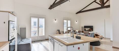 Réfrigérateur, four, lave-vaisselle, chaise haute