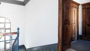 Eine Treppe mit hölzernem Geländer und dunklem Boden.