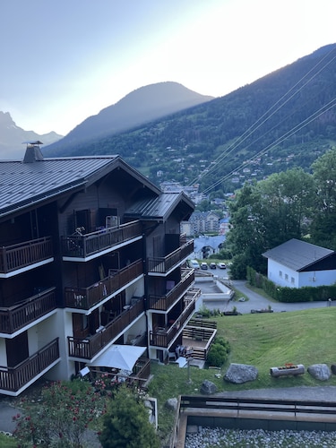 Studio with balcony 5 minutes from the center and shops. Pets welcome