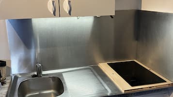 Kühlschrank, Ofen, Herdplatte, Wasserkocher mit Kaffee-/Teezubehör