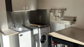 Réfrigérateur, four, plaque de cuisson, cafetiÚre/bouilloire