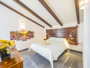 6 quartos, ferros/tábuas de passar roupa, Wi-Fi de cortesia