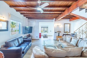 TV - Cubo's Villa El Encinar / views / private pool / wifi / electric car charger (Alhaurín el Grande)