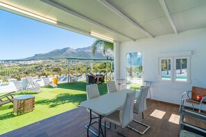 Outdoor dining - Cubo's Villa El Encinar / views / private pool / wifi / electric car charger (Alhaurín el Grande)