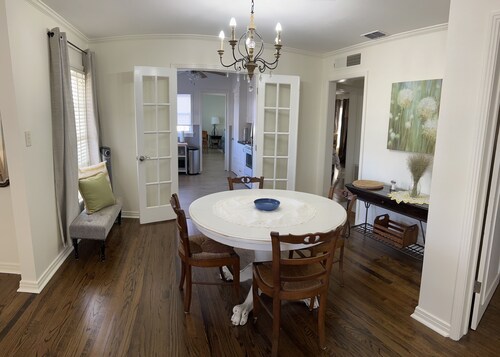 Belknap Guest House-One block from historic downtown square in Jacksboro, Texas