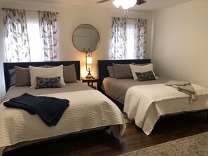 2 Schlafzimmer, Zimmersafe, Schreibtisch, Bügeleisen/Bügelbrett