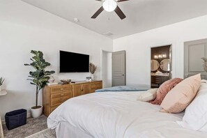 2 habitaciones, escritorio y tabla de planchar con plancha 