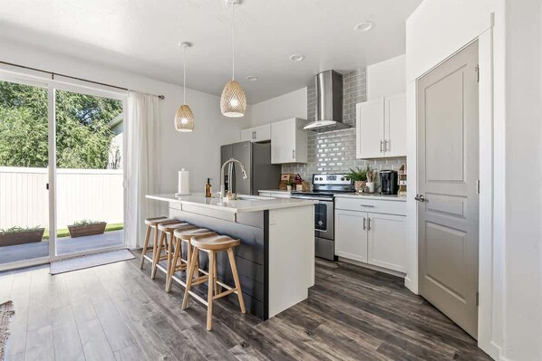 Refrigerador, microondas, horno y parrilla de estufa 