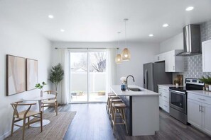 Refrigerador, microondas, horno y parrilla de estufa 