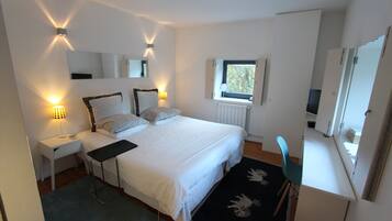 4 slaapkamers, een bureau, een strijkplank/strijkijzer, reisbedje