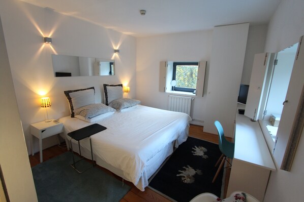 4 bedrooms, desk, iron/ironing board, travel cot