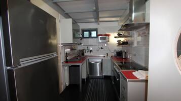 Een koelkast, een magnetron, een oven, een kookplaat