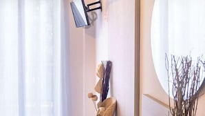 Un baño moderno con tocador de madera, un espejo grande y un aire acondicionado de pared.