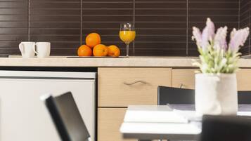 Comfort Room | Private kitchen | Full-size fridge, oven, cookware/dishes/utensils