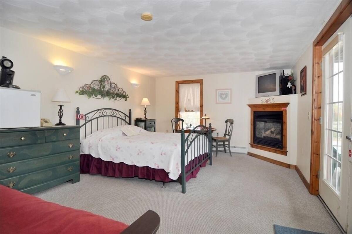 1 غرفة نوم وأغطية فراش متميزة وبديكورات فريدة لكل غرفة