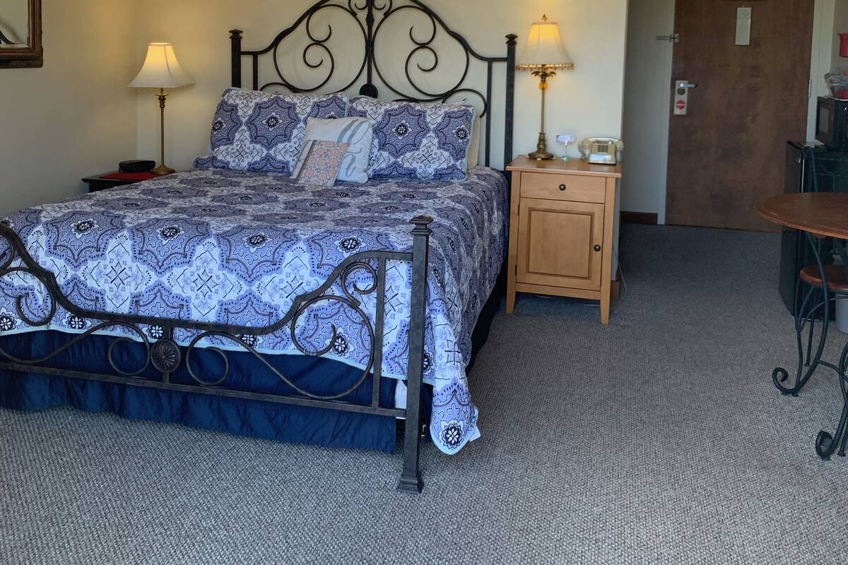 1 غرفة نوم وأغطية فراش متميزة وبديكورات فريدة لكل غرفة