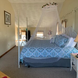 Premium bedding, individually decorated, individually furnished - Stagecoach House Inn (Richmond)