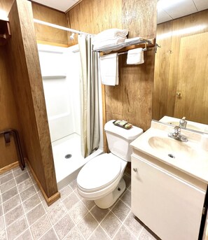 Quarto standard | Banheiro | Sabonete, shampoo, papel higiênico 