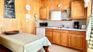 Frigobar, microondas, placa de cocina, tostadora